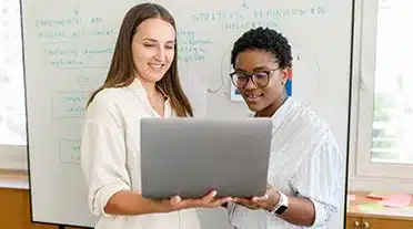 deux étudiantes concentré sur les enjeux de l'apprentissage