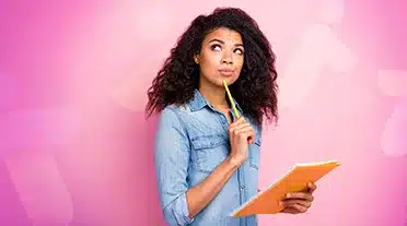 étudiante qui se pose des questions sur les bénéfices de l'alternance