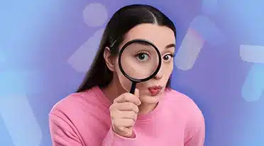 étudiante cherchant à la loupe une entreprise pour son alternance en licence