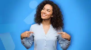 étudiante se montrant pour exprimer qu'elle est la bonne candidate à choisir