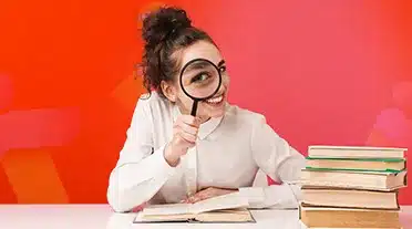 étudiante observant à la loupe les conseils AFi24 sur l'arrêt d'un contrat d'apprentissage