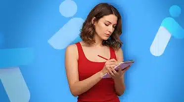 étudiante notant tous les conseils sur comment réagir légalement à une baisse de salaire en alternance