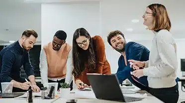 responsables RH discutant de l'impact de la rémunération sur les cotisations sociales