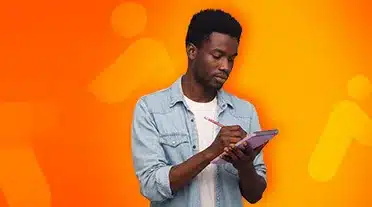 étudiant notant toutes les infos sur la rémunération, les droits sociaux et les obligations d'un apprenti