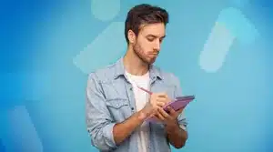 étudiant notant tous les bénéfices de l'apprentissage à Charrtes