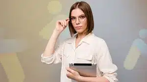 étudiante sérieuse observant les débouchés professionnels après son apprentissage sur Valenciennes