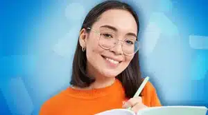 étudiante notant tous les conseils d'organisation pour son alternance sur Tours