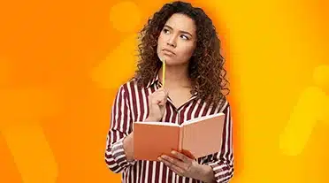 étudiante notant tous les conseils pour réussir son apprentissage
