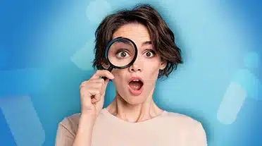 étudiante observant à la loupe les conseils pour trouver son entreprise pour son apprentissage