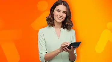 étudiante calculant sont net et son brut en apprentissage avec sa calculatrice