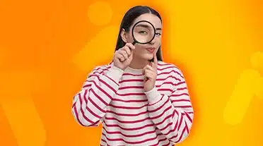 étudiante regardant à la loupe un exemple concret de rémunération d'apprenti