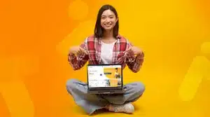 étudiante consultant les perspectives d'avenir après un apprentissage sur le site AFi24