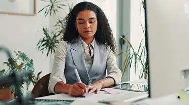 conseillère AFi24 analysant et décryptant les baisses de salaires en alternance