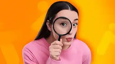 étudiante observant à la loupe sa fiche de paie en alternance
