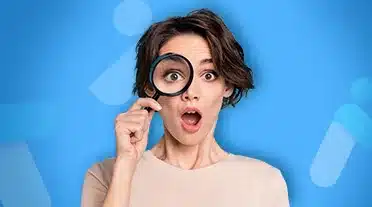 étudiante observant à la loupe comment fonctionne le calcul du salaire en apprentissage