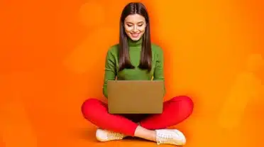 étudiante calculant son salaire net d'apprenti sur le site AFi24