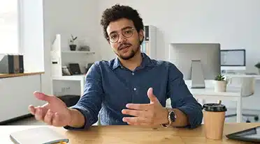 responsable RH expliquant quelles aides et exonération existent pour l'embauche d'un alternant