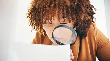 responsable RH observant à la loupe les conseils pratiques AFi24 pour maîtriser le budget d'un contrat alternant