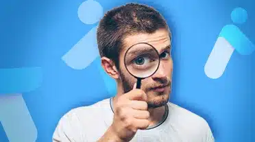 étudiant observant à la loupe où et comment chercher un apprentissage