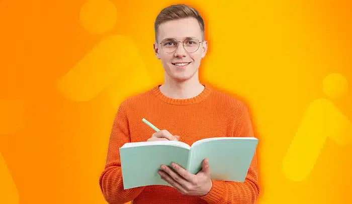 étudiant notant toutes les infos sur la protection de l'apprenti en entreprise
