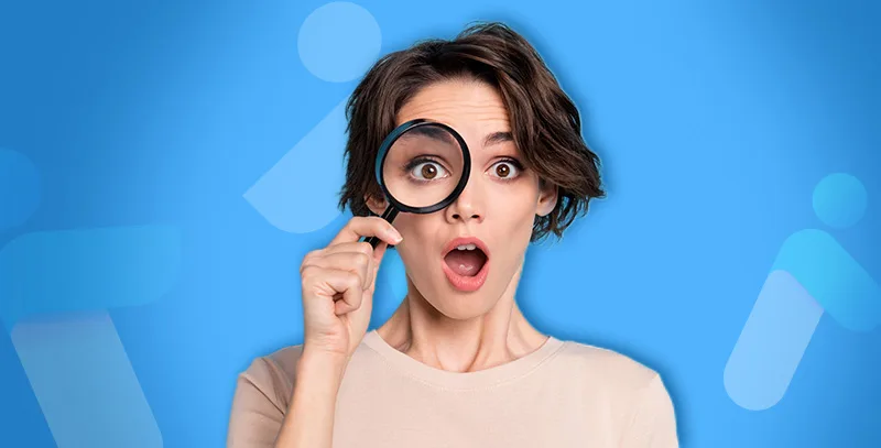 étudiante très surprise en observant à la loupe tous les avantages liés à l'apprentissage