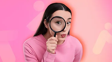 étudiante observant à la loupe qui doit déclarer ses ressources