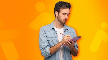 étudiant notant les infos sur comment calculer ses indemnités