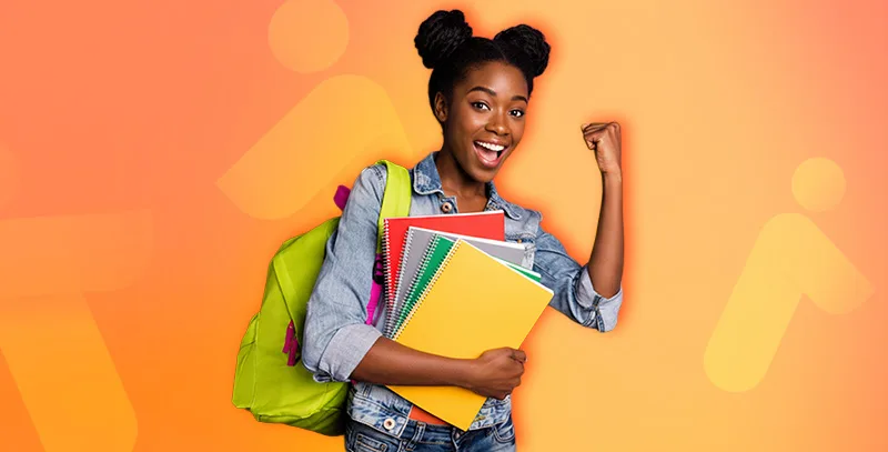 étudiante heureuse d'avoir toutes les infos sur la rémunération et les avantage sociaux de l'apprentissage