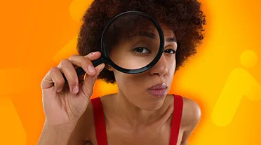 étudiante observant à la loupe les rouages de l'alternance