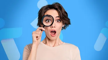 étudiante observant à la loupe les bons reflexes à avoir pour les justificatif apprentissage retraite