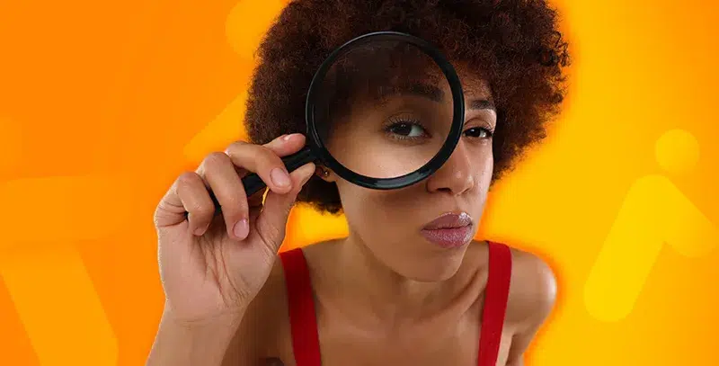 étudiante observant à la loupe les conditions d'accès à une licence professionnelle en apprentissage