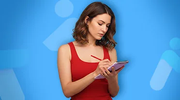 étudiante notant les infos sur comment rester informé des dernière évolution de la loi alternance