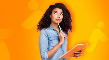 étudiante notant tous les conseils sur le chômage